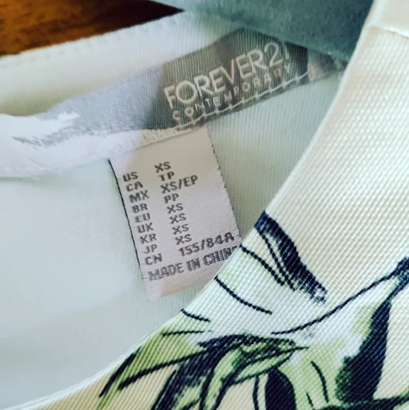 ✨ 5/$15 Forever 21 Satin Tropical Crop Top - Picture 3 of 3